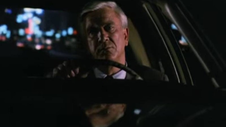 Frank Drebin (Leslie Nieesen) dirigindo para o grupo policial!