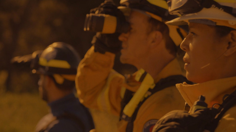 Bombeiros assistindo a um incêndio na estação 19