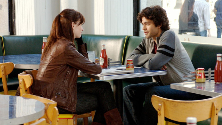 Nate (Adrian Grenier) and Andy (Anne Hathaway) talk in a diner in The Devil Wears Prada