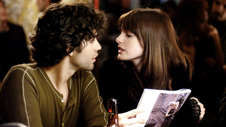 Nate and Andie talking at a restaurant in The Devil Wears Prada