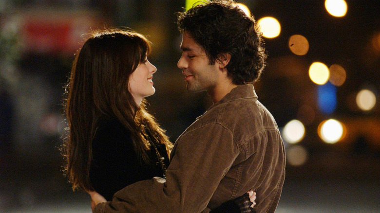 Nate (Adrian Grenier) and Andie (Anne Hathaway) embrace at night in New York City in The Devil Wears Prada