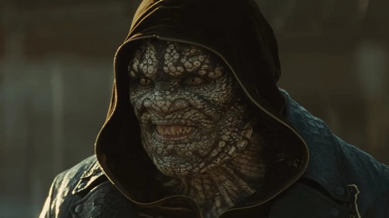 కిల్లర్ క్రోక్ సూసైడ్ స్క్వాడ్‌లో హూడీలో గుసగుసలాడుతున్నాడు