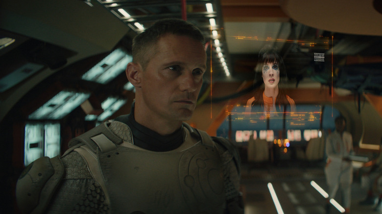 मर्डरबॉट म्हणून अलेक्झांडर स्कार्सगार्ड मर्डरबॉटवर मालिका पाहत आहे