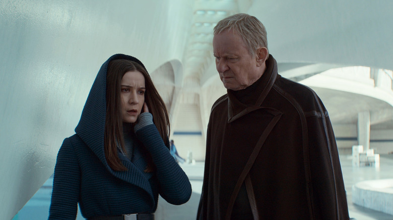Kya Marki (Elizabeth Dulula) dan Luthen Rael (Stellan Skarsgard) Menerima komunikasi di Andor