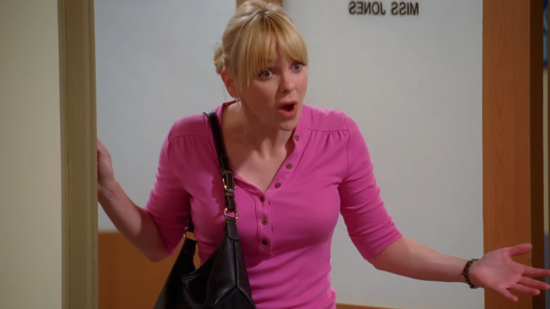Anna Faris as Christy standing in a doorway in the Mom pilot
