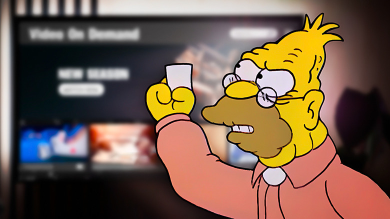 Vovô dos Simpsons balançando o punho com um pedaço de papel na TV