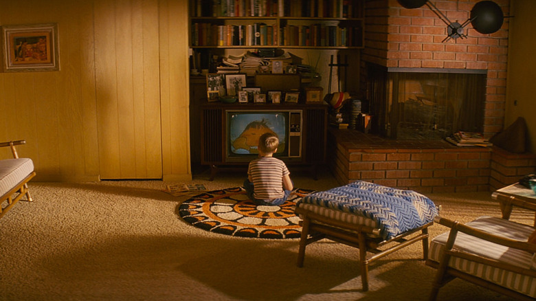 Jovem Butch sentado em frente à TV em flashback de Pulp Fiction