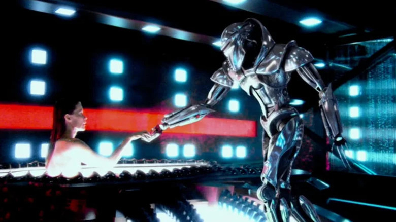 Battlestar Galactica - Cylon Centurion tend la main à Ellen Tigh dans le char de résurrection