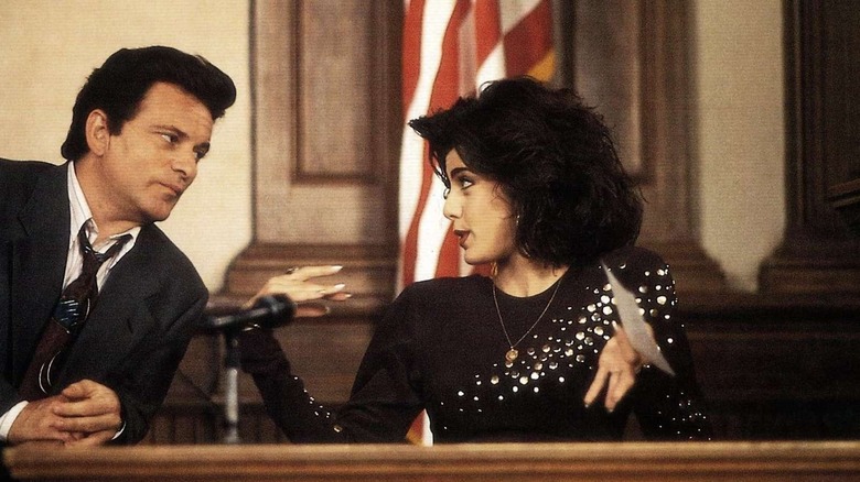 Lisa está en el estrado y Vinny la interroga sobre Mi primo Vinny.