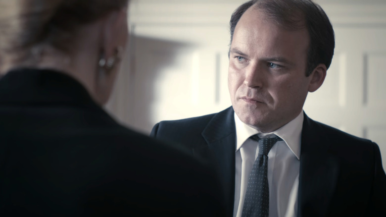 Alex Cairns (Lindsay Duncan) telling PM Michael Callow (Rory Kinnear) bad news on Black Mirror