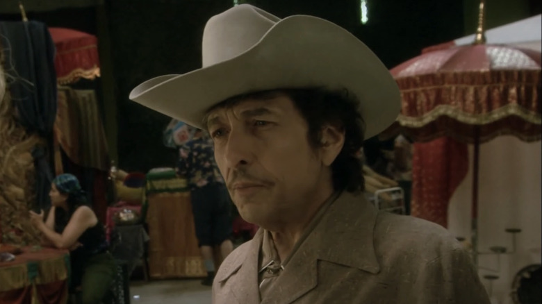 Bob Dylan as Jack Fate looks across frame in Masked and Anonymous