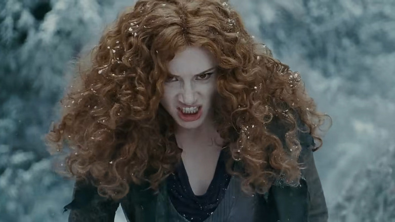 Bryce Dallas Howard como Victoria en Crepúsculo: Eclipse con una terrible peluca roja mientras está en la nieve
