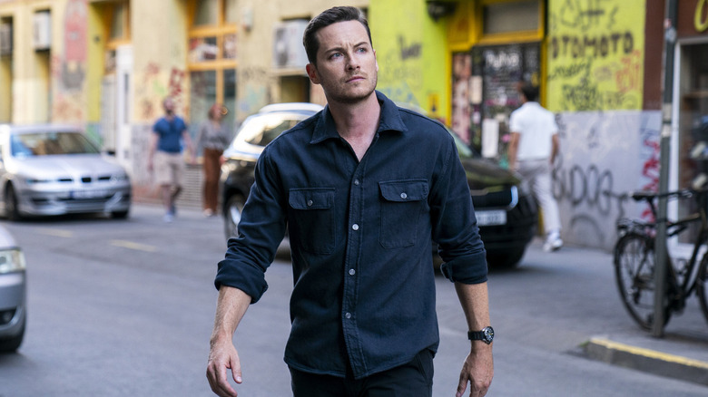 Jesse Lee Soffer's Wes Mitchell walking on the street on FBI: International