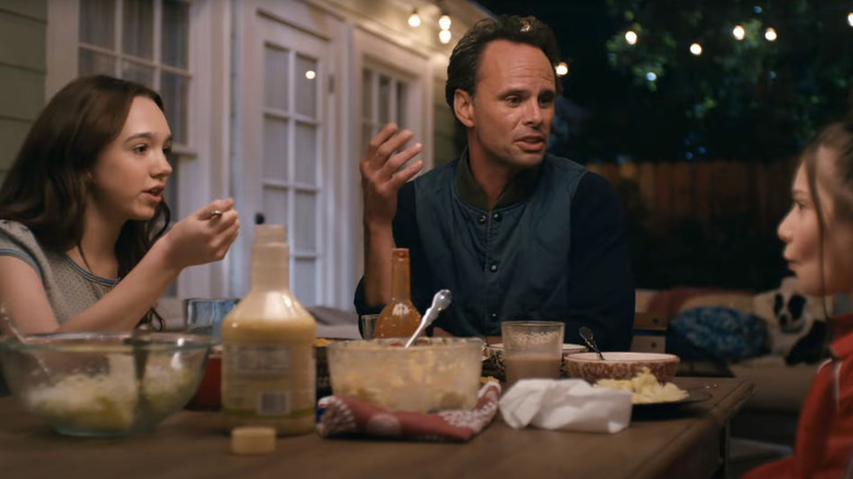 Walton Goggins' Wade Felton sits at a table with Ruby Jay's Grace and Makenzie Moss's Natalie in The Unicorn