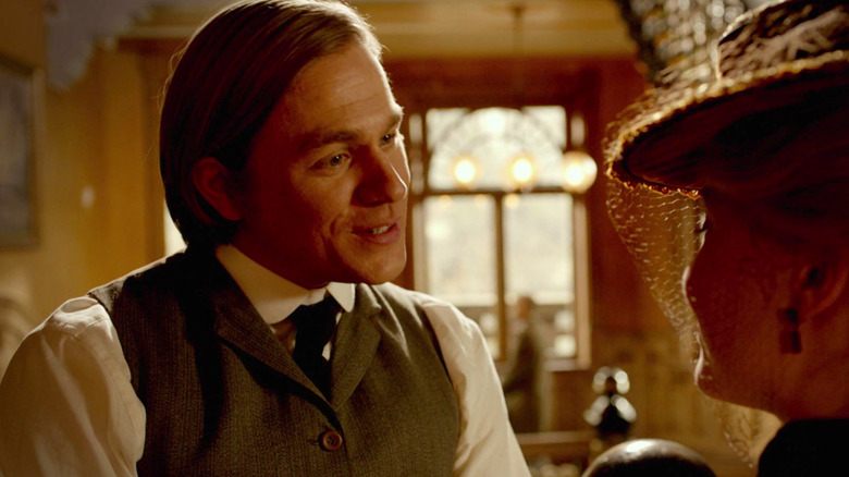 Charlie Hunnam as Dr. Alan McMichael smiling in Crimson Peak