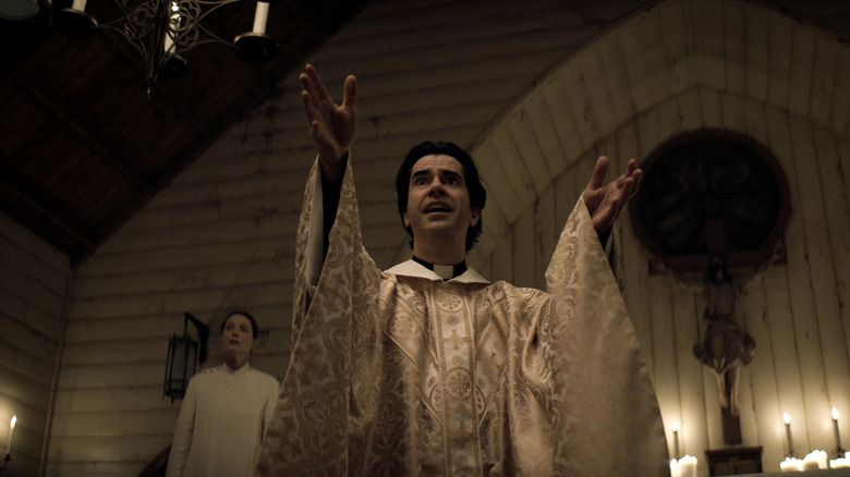 Hamish Linklater as Father Paul delivering a sermon in Midnight Mass
