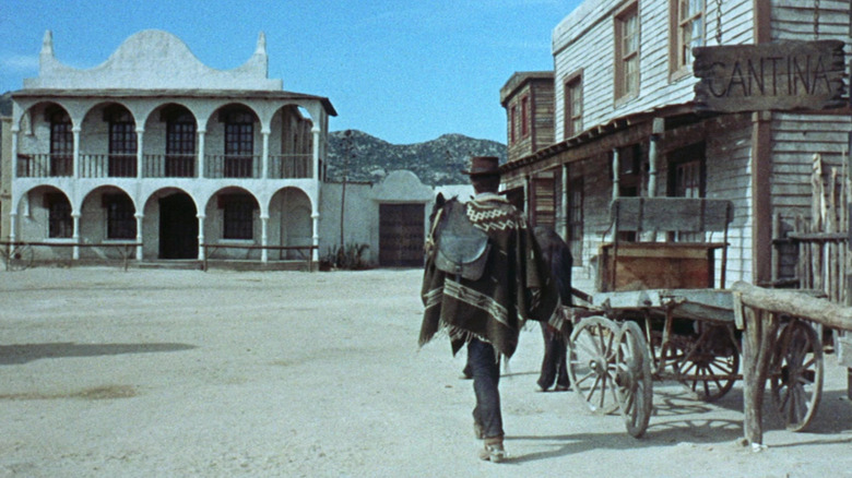 పేరు లేని క్లింట్ ఈస్ట్‌వుడ్ యొక్క మ్యాన్ ఎ ఫిస్ట్‌ఫుల్ ఆఫ్ డాలర్లలో ఒక పట్టణం మధ్యలో కెమెరా నుండి దూరంగా వెళ్ళిపోయాడు