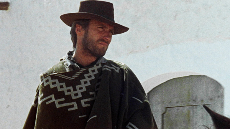 పేరు లేని క్లింట్ ఈస్ట్‌వుడ్ యొక్క మనిషి తన గుర్రంపై ఒక ఫిస్ట్‌ఫుల్ ఆఫ్ డాలర్లలో భవనం పక్కన కూర్చున్నాడు