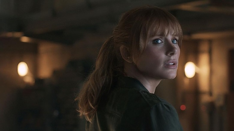 Bryce Dallas Howard sebagai Claire Dearing Melihat dari balik bahunya di Jurassic World: Fallen Kingdom