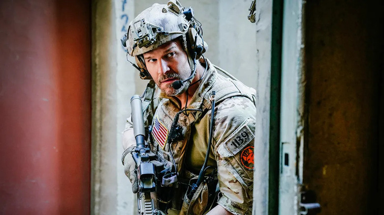 David Boreanaz como Jason Hayes na equipe do Seal