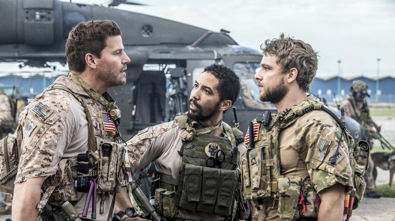 David Boreanaz como Jason Hayes, Neil Brown Jr. como Ray Perry e Max Thieriot como Spenser de Clay na equipe do Seal