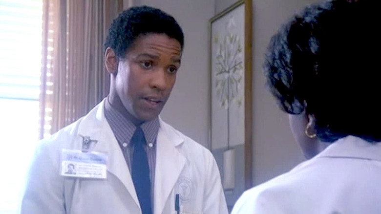 Denzel Washington consulting with a nurse as Dr. Phillip Chandler in St. Elsewhere