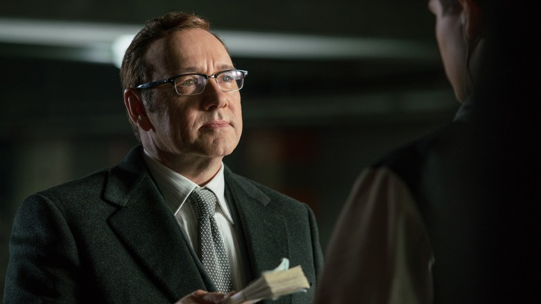 Kevin Spacey as Doc handing Baby a wad of cash in Baby Driver