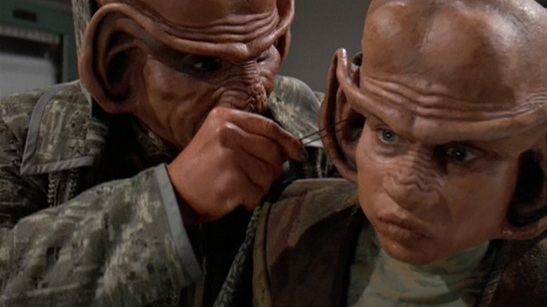 స్టార్ ట్రెక్: డీప్ స్పేస్ నైన్‌లో రోమ్ కొన్ని వైర్‌లతో నోగ్ చెవిలోకి దూర్చడం