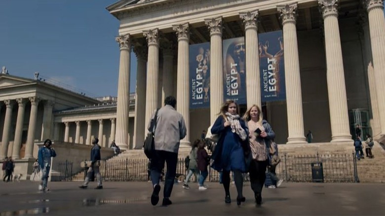 Steven (Oscar Isaac) walks up to museum