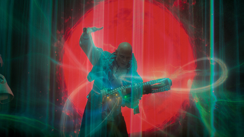 Magnifico Giganticus plays his visisonor in Foundation