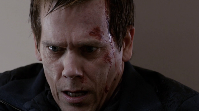 Ryan Hardy olha com o sangue que perseguindo seu rosto para o próximo