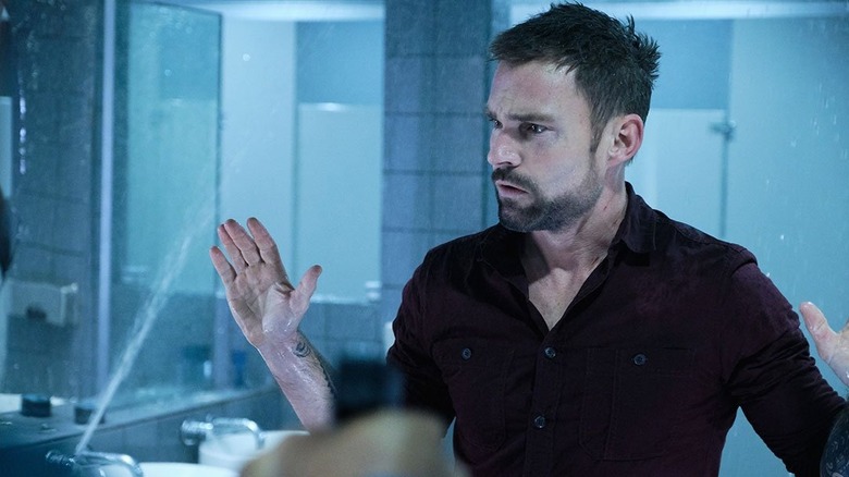 Seann William Scott sebagai Wesley Cole mengangkat tangannya di musim lethal musim 3