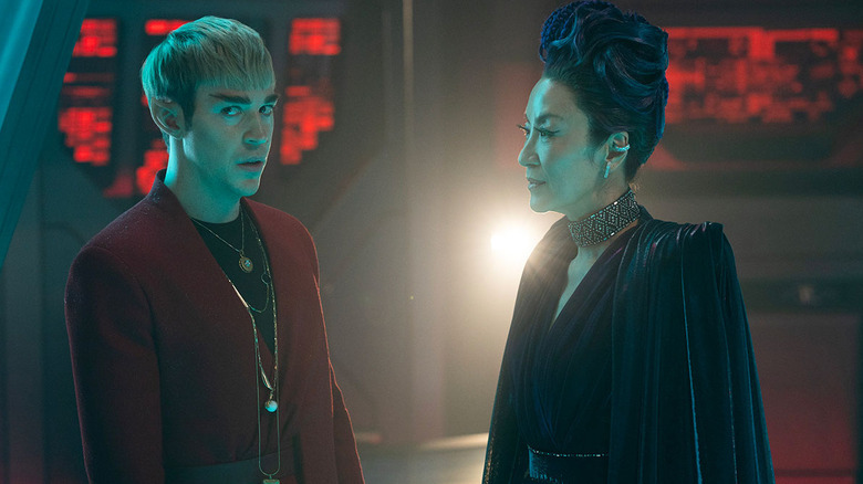Fuzz de Sven Ruygrok ao lado de Michelle Yeoh como Philippa Georgiou em Star Trek: Seção 31