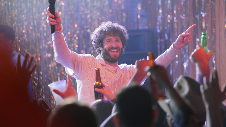 Lil Dicky actúa frente a una gran multitud en el escenario de Dave
