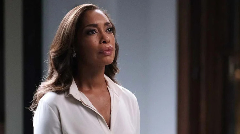 Jessica Pearson, de Gina Torres, vestindo uma camisa branca em Pearson