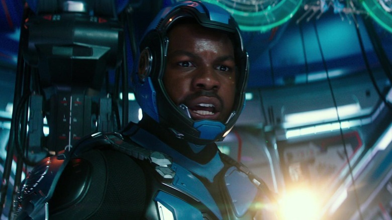 పసిఫిక్ రిమ్ తిరుగుబాటులో తన రోబోట్ పైలట్ దుస్తులలో జేక్ పెంటెకోస్ట్