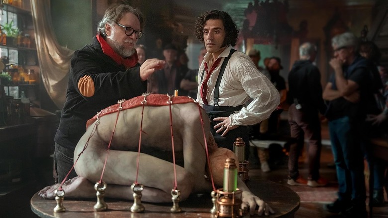 Guillermo del Toro mengarahkan Oscar Isaac di lokasi syuting Frankenstein (2025).