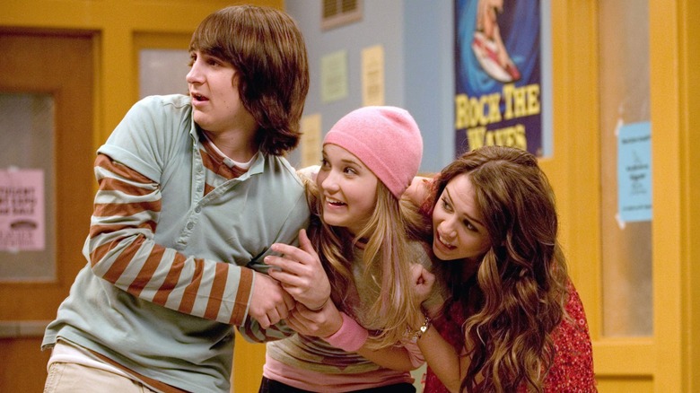 Oliver, Lily and Miley, who tie hands and are surprised to the left of Hannah Montana