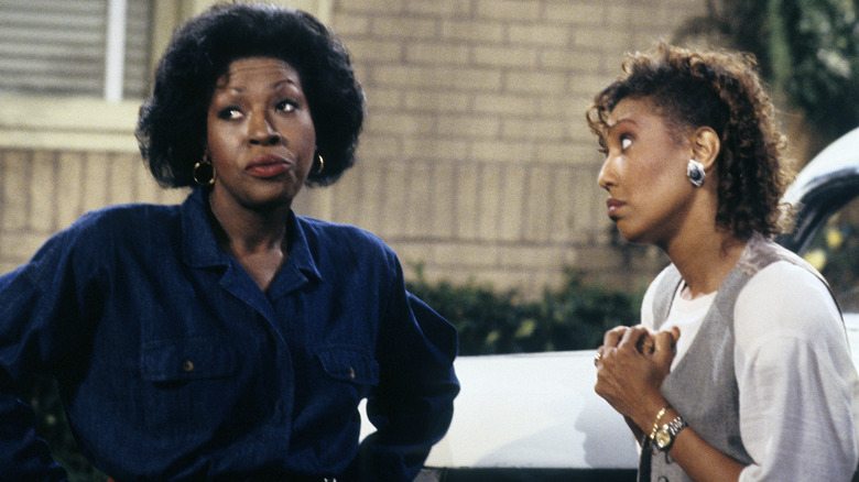 Harriette (Jo Marie Payton) and Rachel (Telma Hopkins) talking on Family Matters