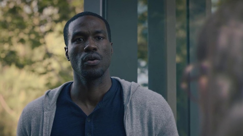 Yahya Abdul-Mateen II as Cal Abar looking concerned in Watchmen (2019)