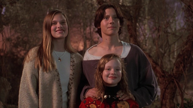 Omri Katz's Max, Thora Birch's Danielle Dennison, and Vinessa Shaw's Allison Watts stand side by side in Hocus Pocus