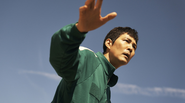Seong Gi-Hun com as mãos no jogo de lula