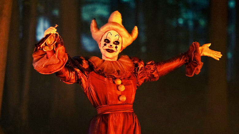 மேடலின் ஸ்டோவின் இங்க்ரிட் கெர்ஷ் இட் வெல்கம் டு டெர்ரி.ஜேபிஜியில் பெரிவிங்கிள் கோமாளியாக போஸ் கொடுக்கிறார்