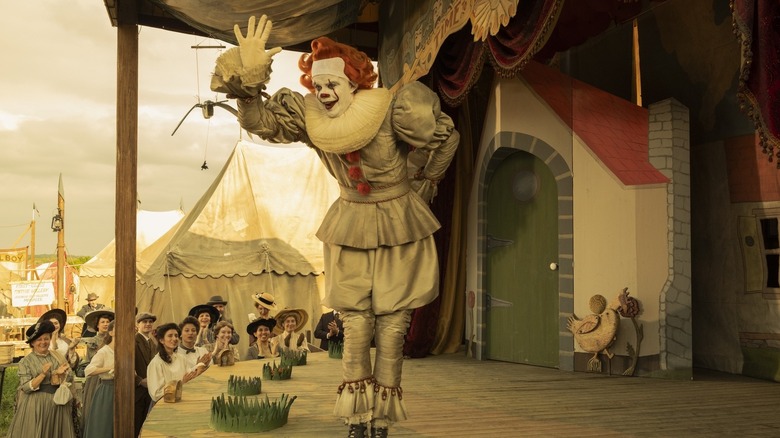 பில் ஸ்கார்ஸ்கார்டின் பாப் கிரே இட் வெல்கம் டு டெர்ரியில் பென்னிவைஸ் நடனக் கோமாளியாக மேடையில் நடிக்கிறார்