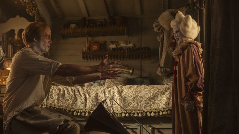 பில் ஸ்கார்ஸ்கார்டின் பாப் கிரே இட் வெல்கம் டு டெர்ரியில் எம்மா-லீ குல்லமின் இங்க்ரிட் கெர்ஷிடம் கைகளை நீட்டினார்