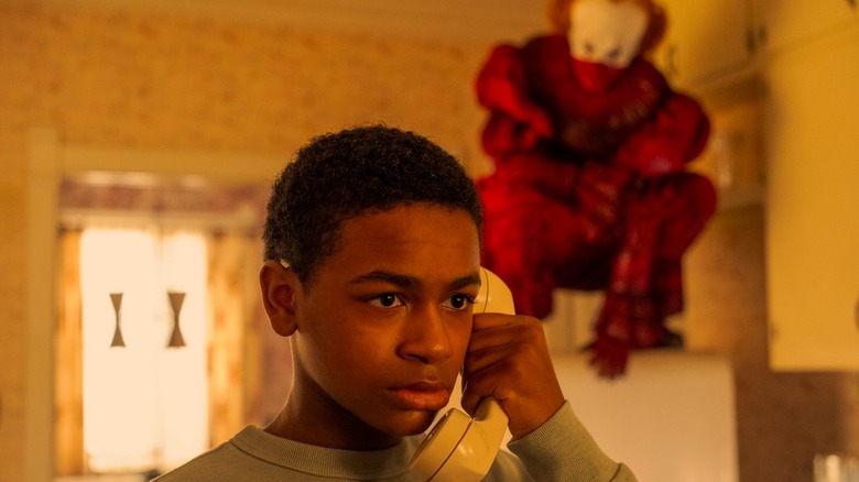 Will habla con Pennywise por teléfono mientras se esconde detrás de él en el ladrillo: Bienvenido a Derry