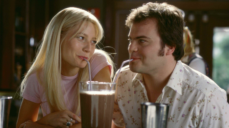 Rosemary (Gwyneth Paltrow) and Hal (Jack Black) sipping from a drink in Shallow Hal
