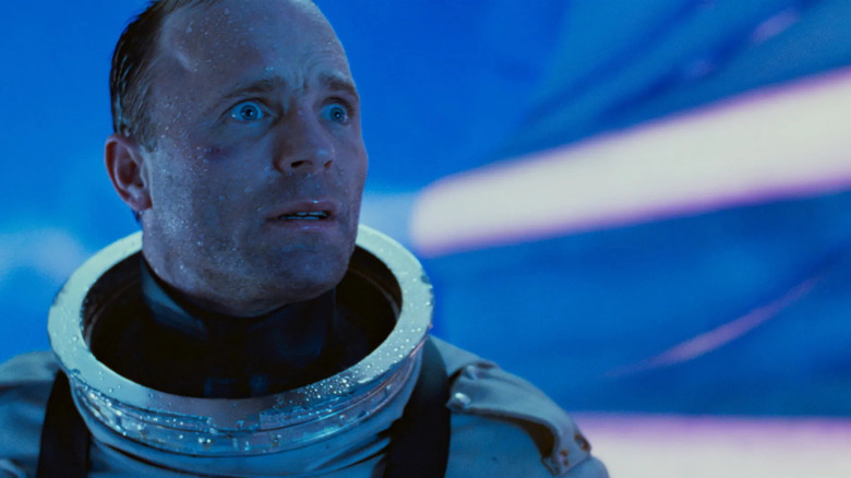 எட் ஹாரிஸ் தி அபிஸில் பட் ஆக, மிகவும் கவலையாகத் தெரிகிறார்