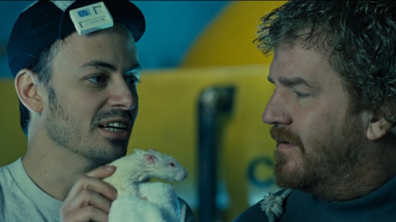 டோட் கிராஃப் ஹிப்பியாகவும், லியோ பர்மெஸ்டர் கேட்ஃபிஷாகவும், தி அபிஸில் ஈரமான எலியை பிடித்திருக்கும் ஹிப்பியுடன்