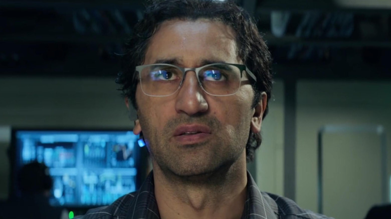 Cliff Curtis as Mac standing in a lab in The Meg